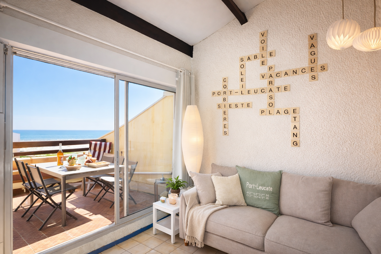 Salon avec vue mer d'un appartement en location saisonnière à Port Leucate — géré par VELA Conciergerie