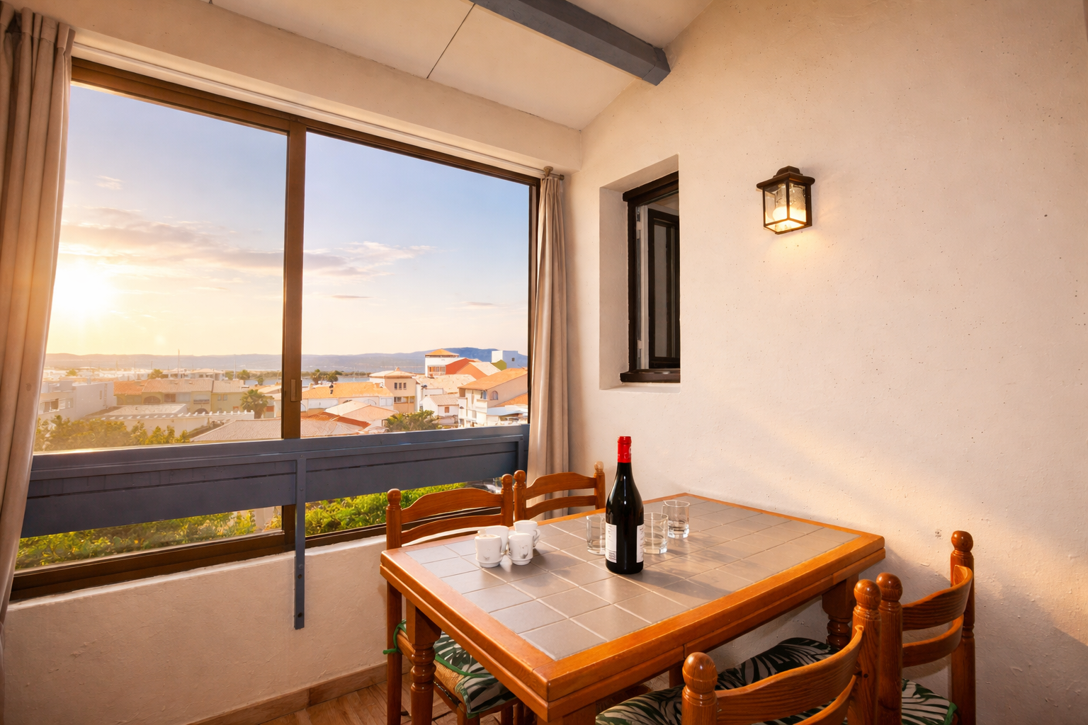 Salle à manger d'un appartement en location saisonnière au Barcarès avec vue panoramique — géré par VELA