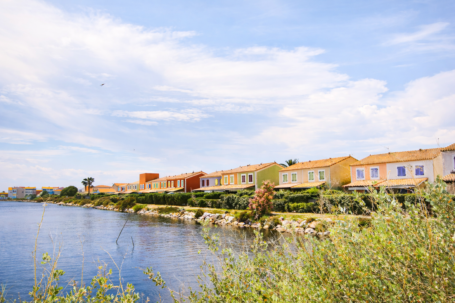 Maisons colorées au bord de l'étang du Barcarès 66420 — territoire de gestion locative VELA