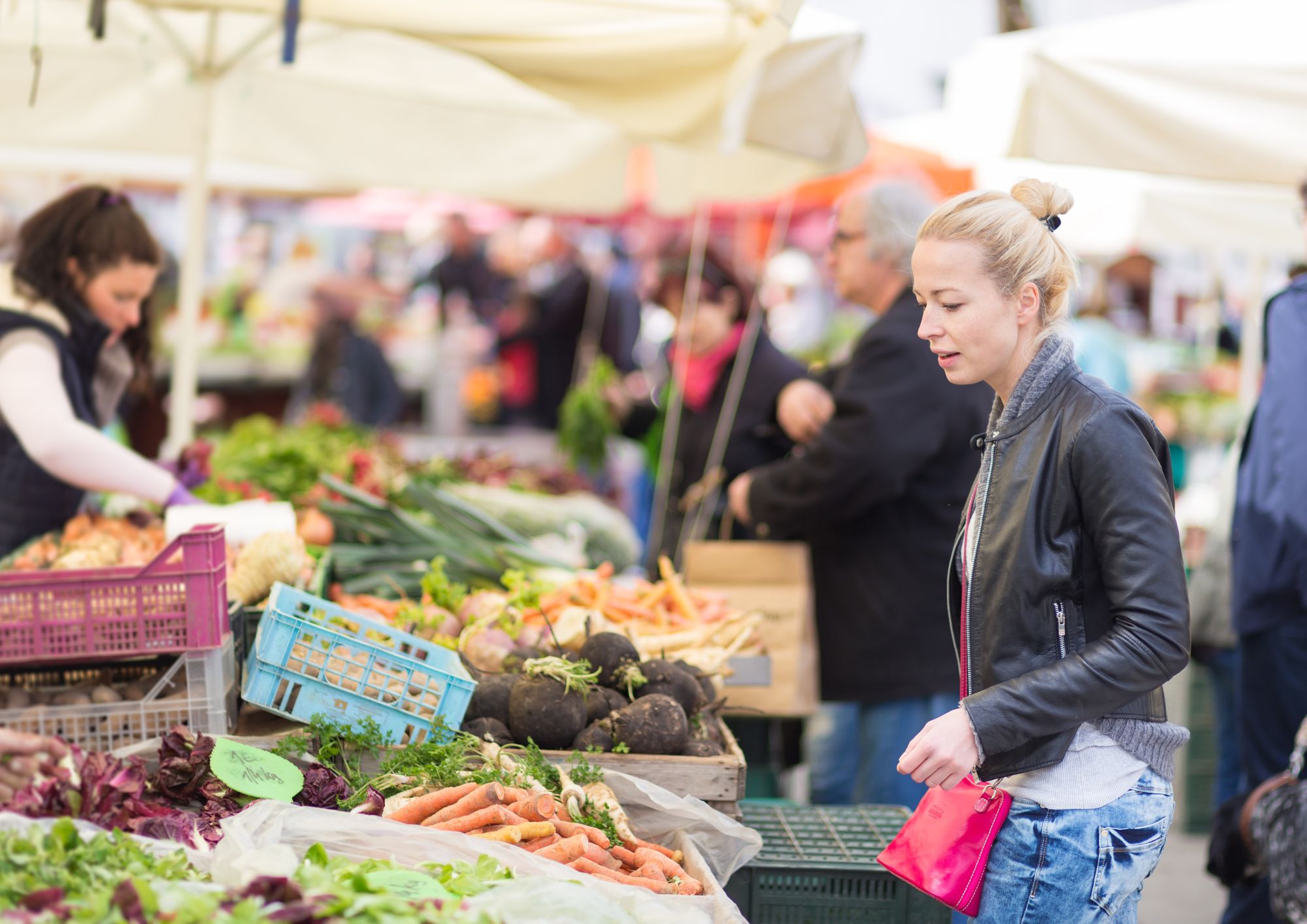 Marché local au Barcarès 66420 — vie de village animée à deux pas des locations saisonnières