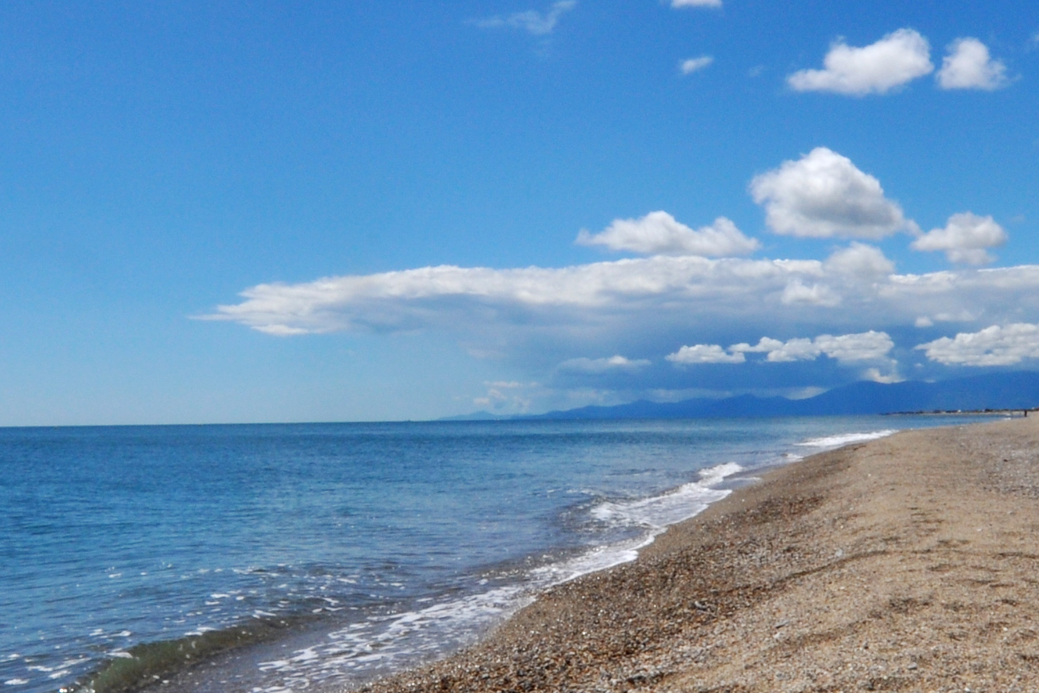 Plage de sable au Barcarès 66420 avec vue sur les Pyrénées — location saisonnière gérée par VELA