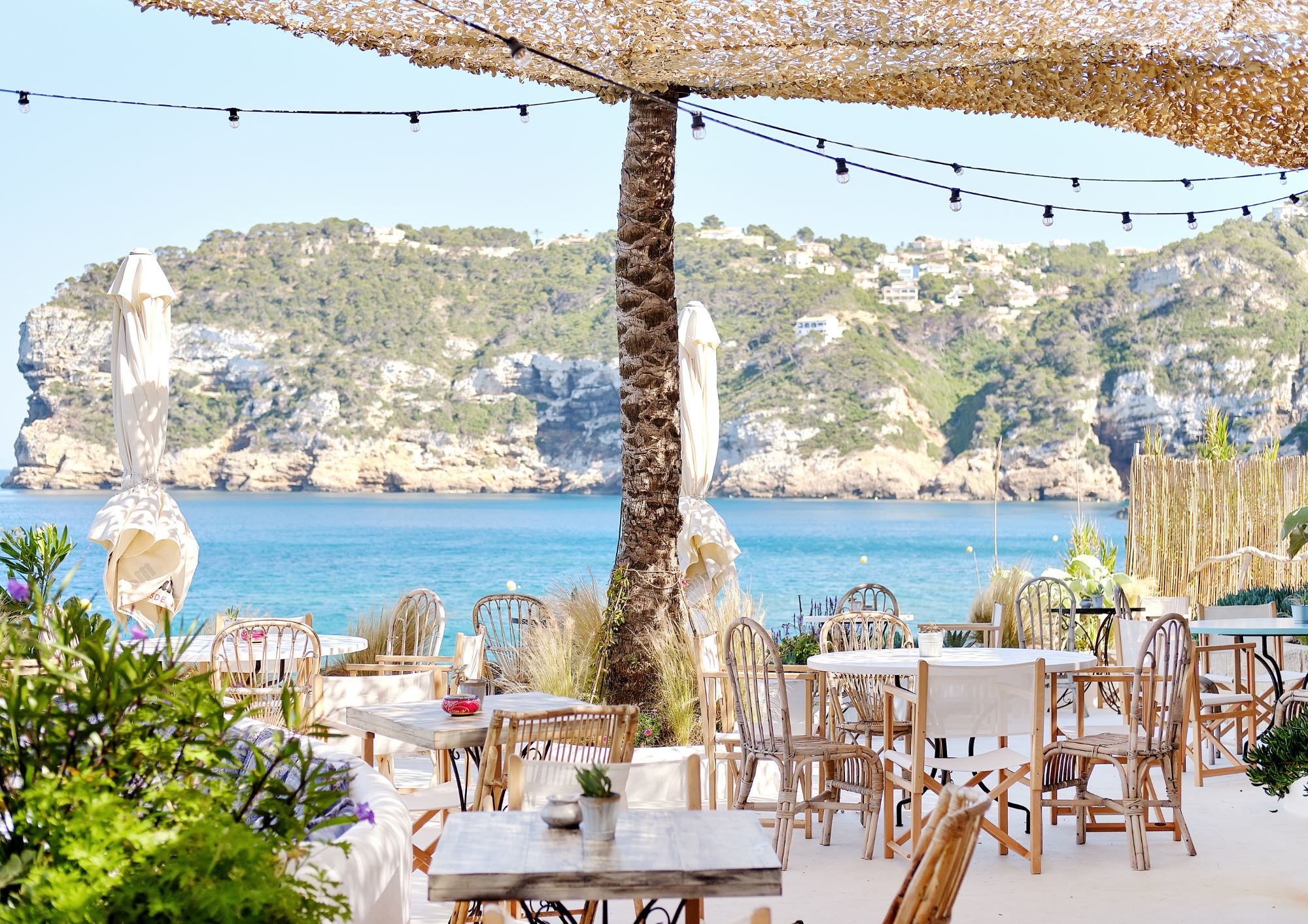 Terrasse de restaurant face à la mer au Barcarès — cadre idéal pour une location de vacances