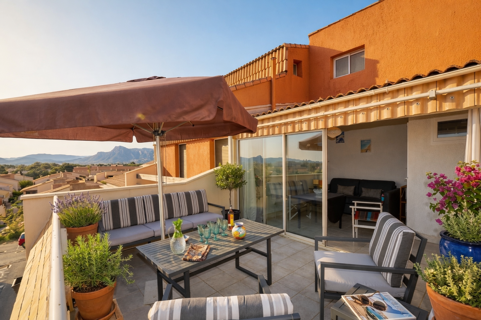Grande terrasse rooftop avec vue sur les Pyrénées — appartement en location saisonnière au Barcarès géré par VELA