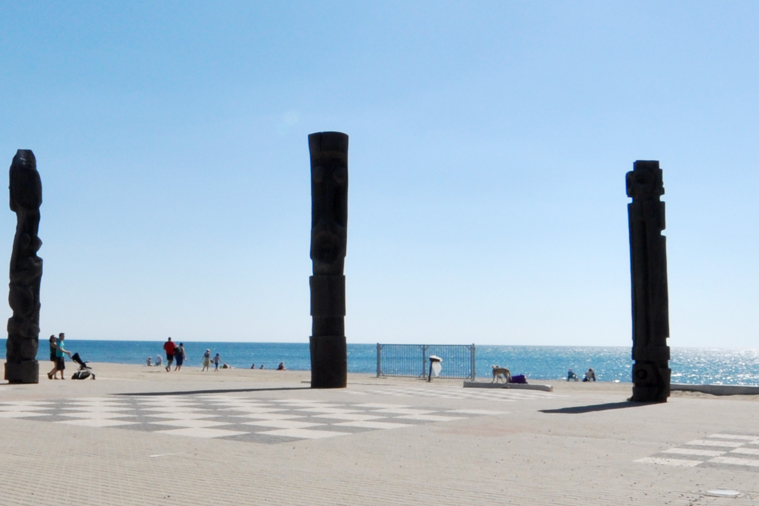 Les totems emblématiques de la plage du Barcarès 66420 — station balnéaire idéale pour la location de vacances