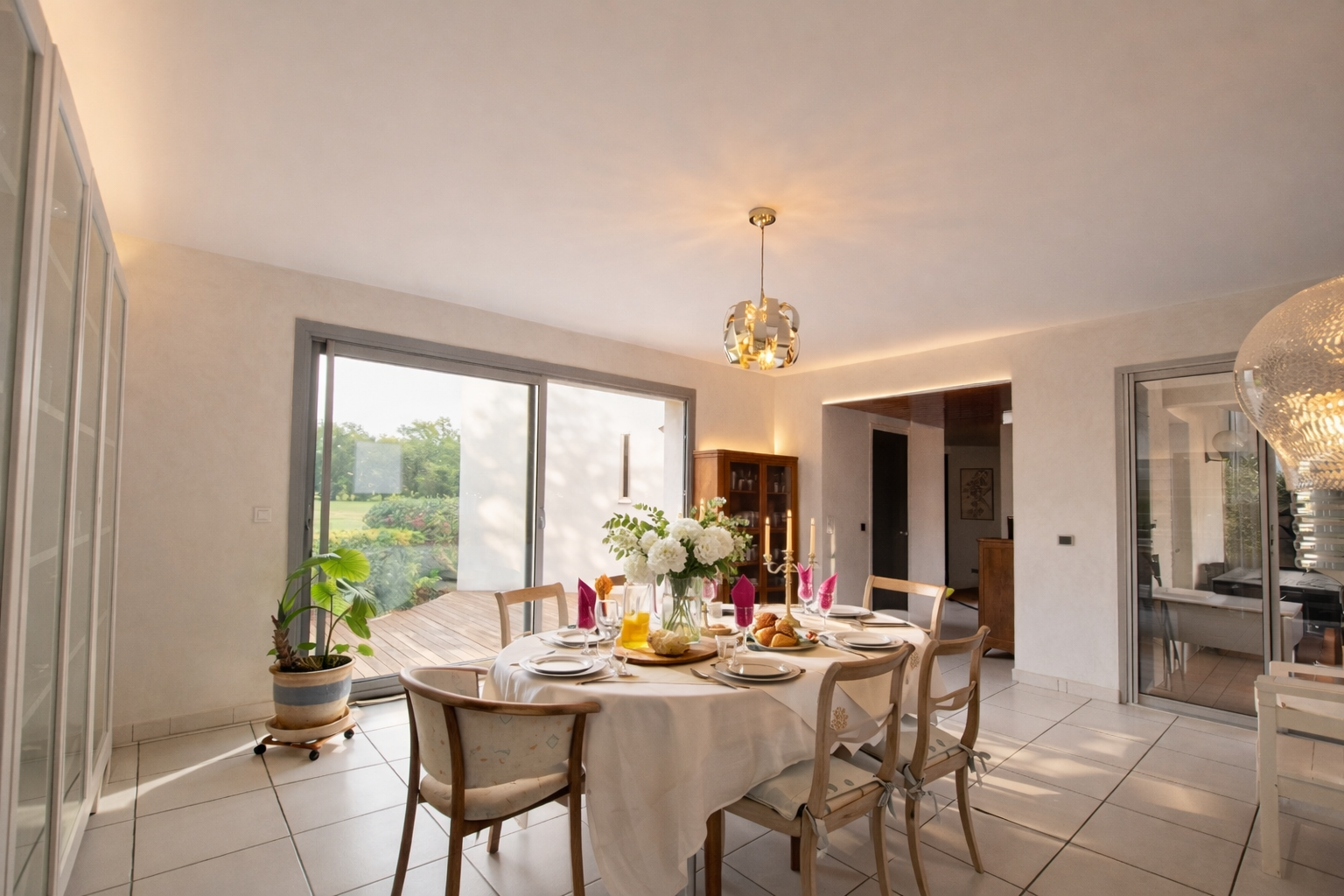 Salle à manger d'une villa élégante en gestion locative au Barcarès — location longue durée VELA