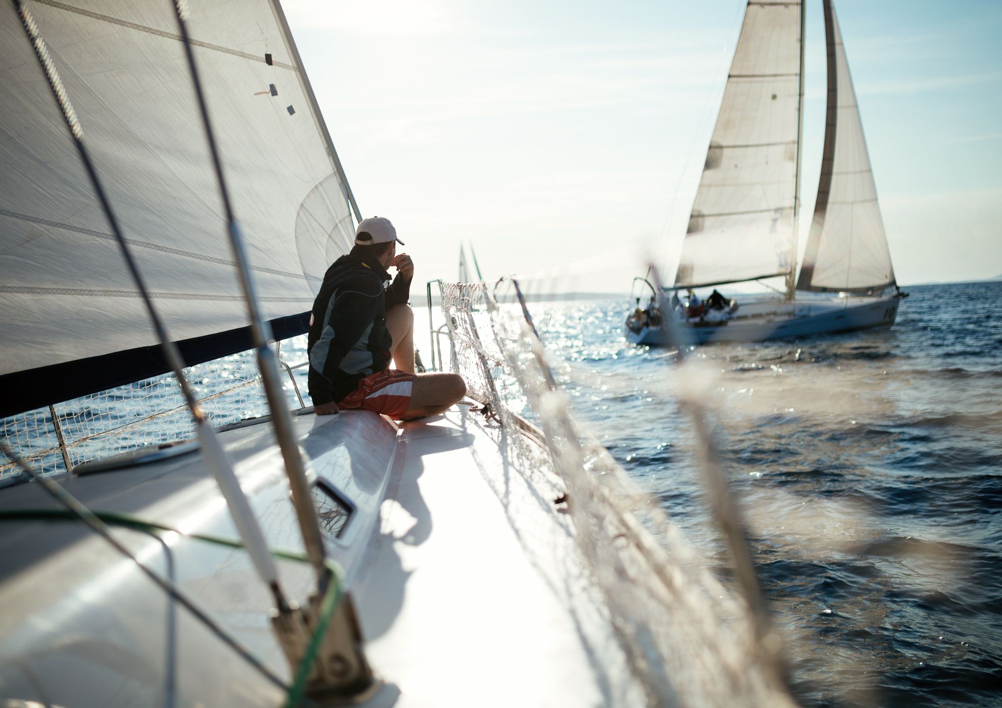 Voiliers en mer au large du Barcarès — VELA Conciergerie gestion locative 66420