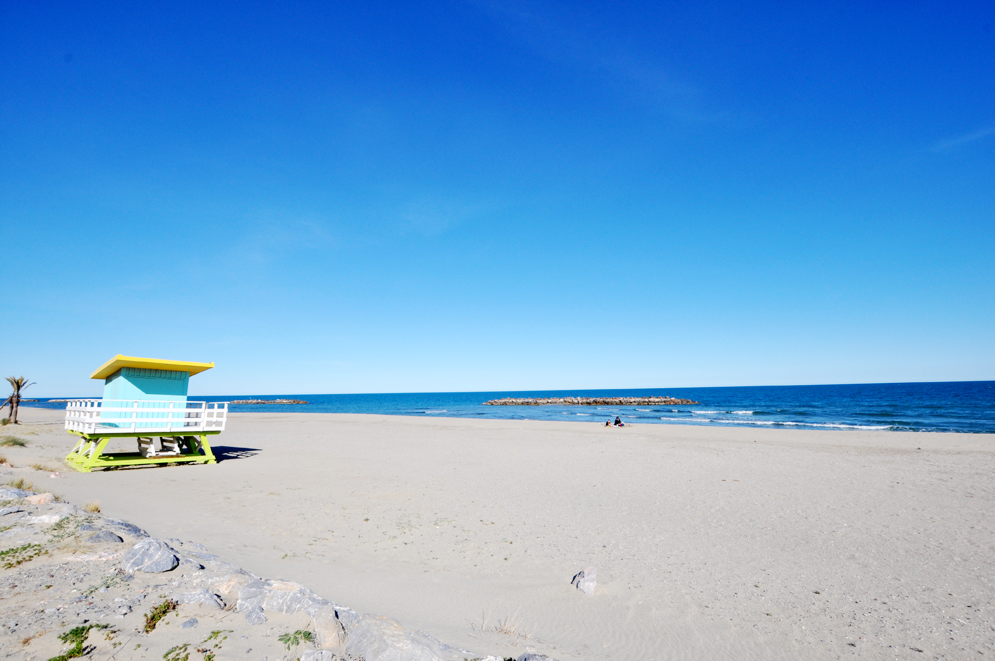 Plage surveillée du Barcarès en été — sable blanc et mer turquoise, station balnéaire du Roussillon