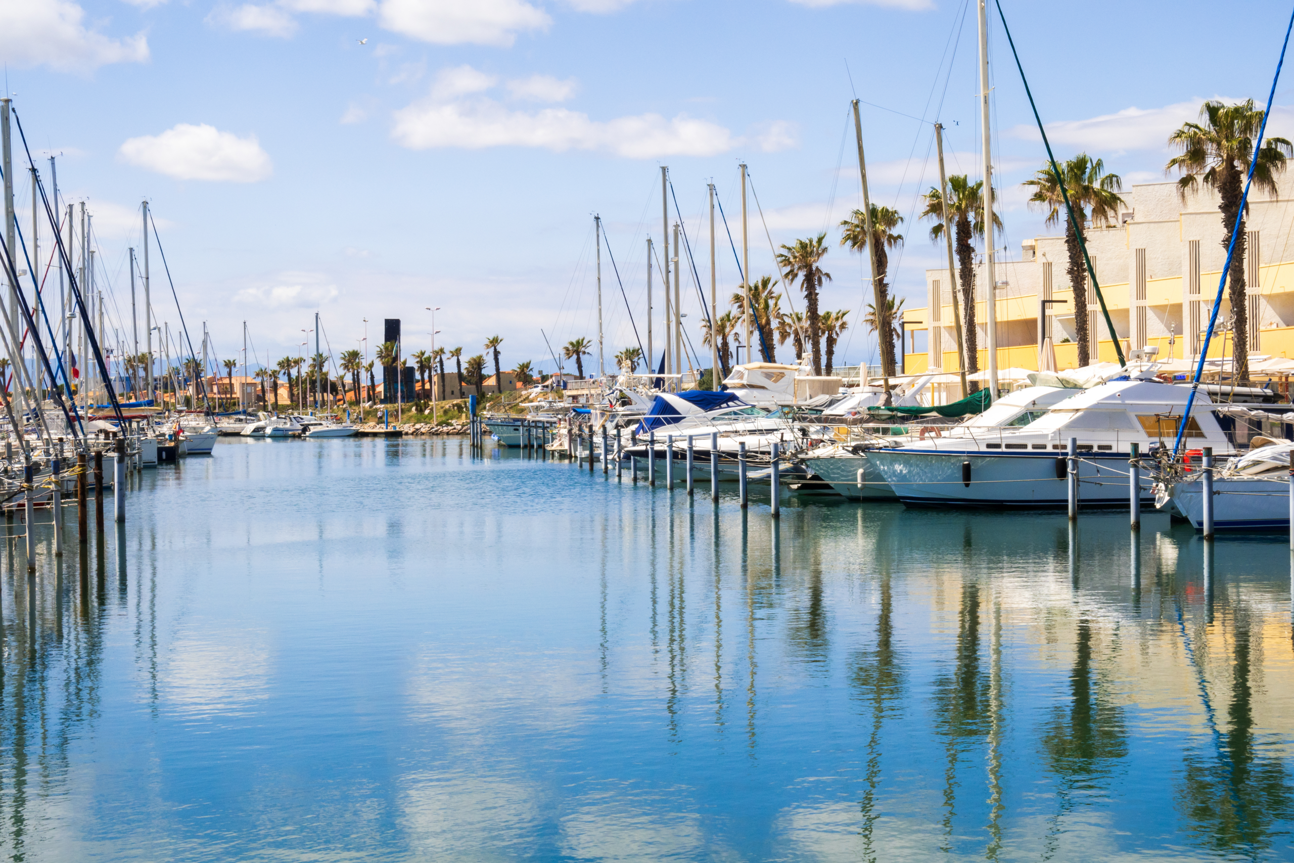 Port de plaisance Le Barcarès avec voiliers — contactez VELA Conciergerie 66420