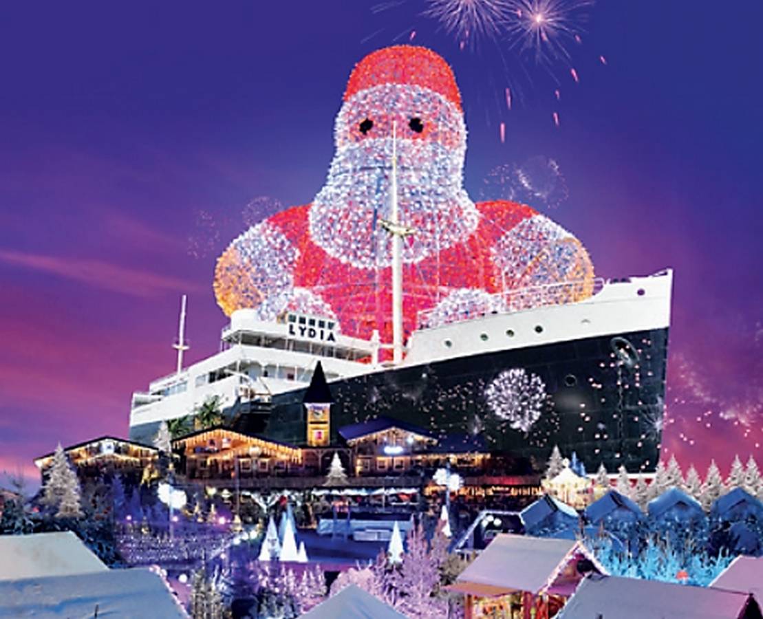 Village de Noël du Barcarès avec le bateau Lydia illuminé — événement hivernal unique en France