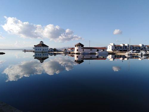 Reflet sur l'étang, quartier de la Coudalère au Barcarès