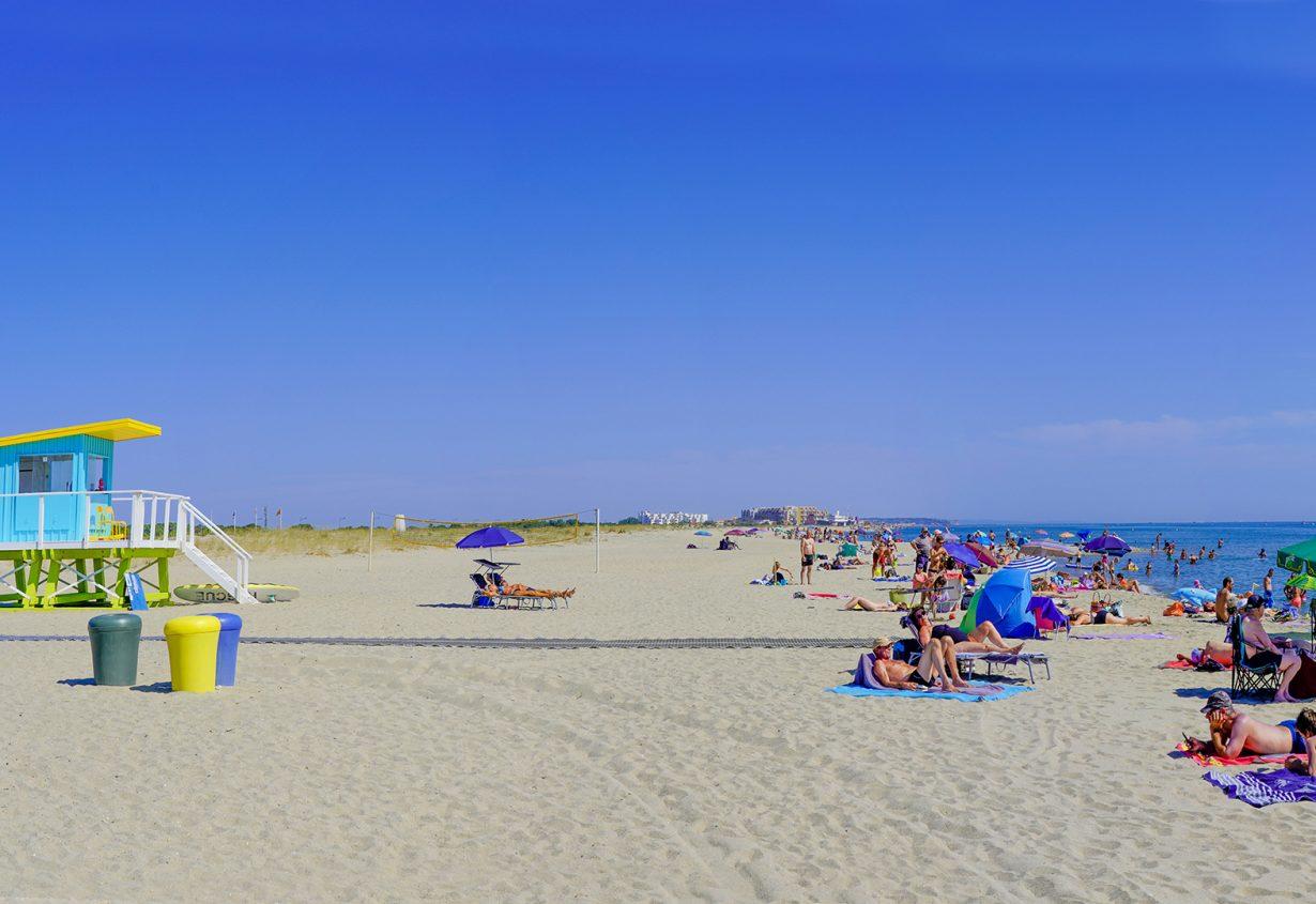 Grande plage animée, quartier du Lido au Barcarès