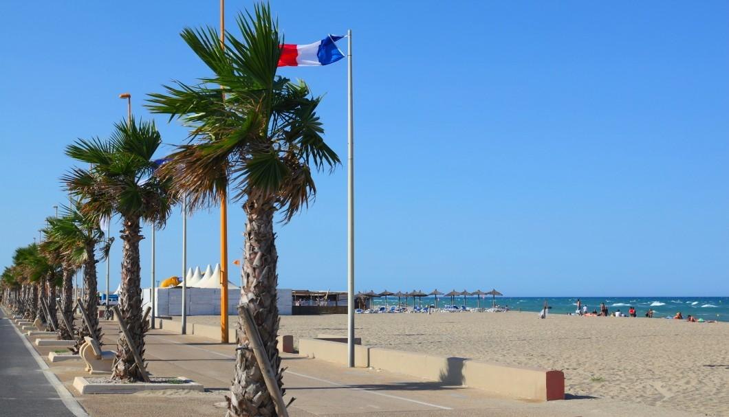Plage du Barcarès bordée de palmiers