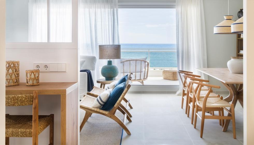 Salon lumineux avec vue mer à travers une baie vitrée