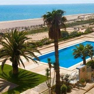 Piscine de résidence avec vue sur la plage