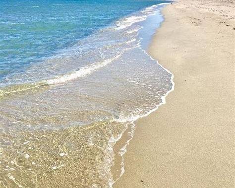 Vague se retirant sur le sable d'une plage du Barcarès
