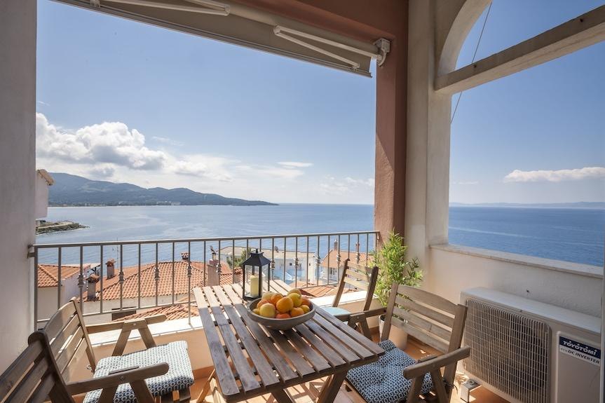 Terrasse aménagée d'une location saisonnière méditerranéenne