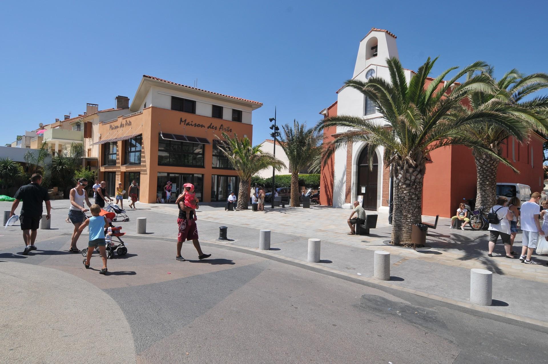 Place de l'église et Maison des Arts, centre historique du Barcarès