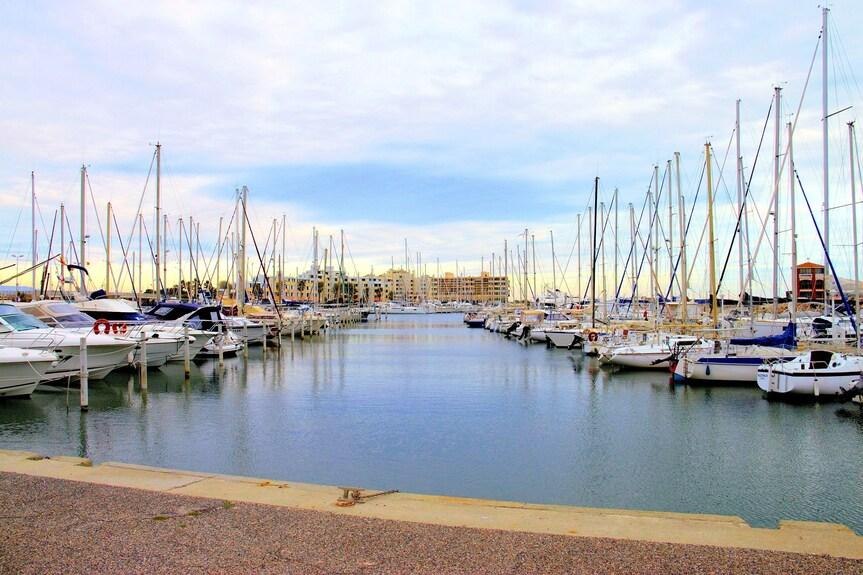 Marina du Barcarès avec voiliers amarrés